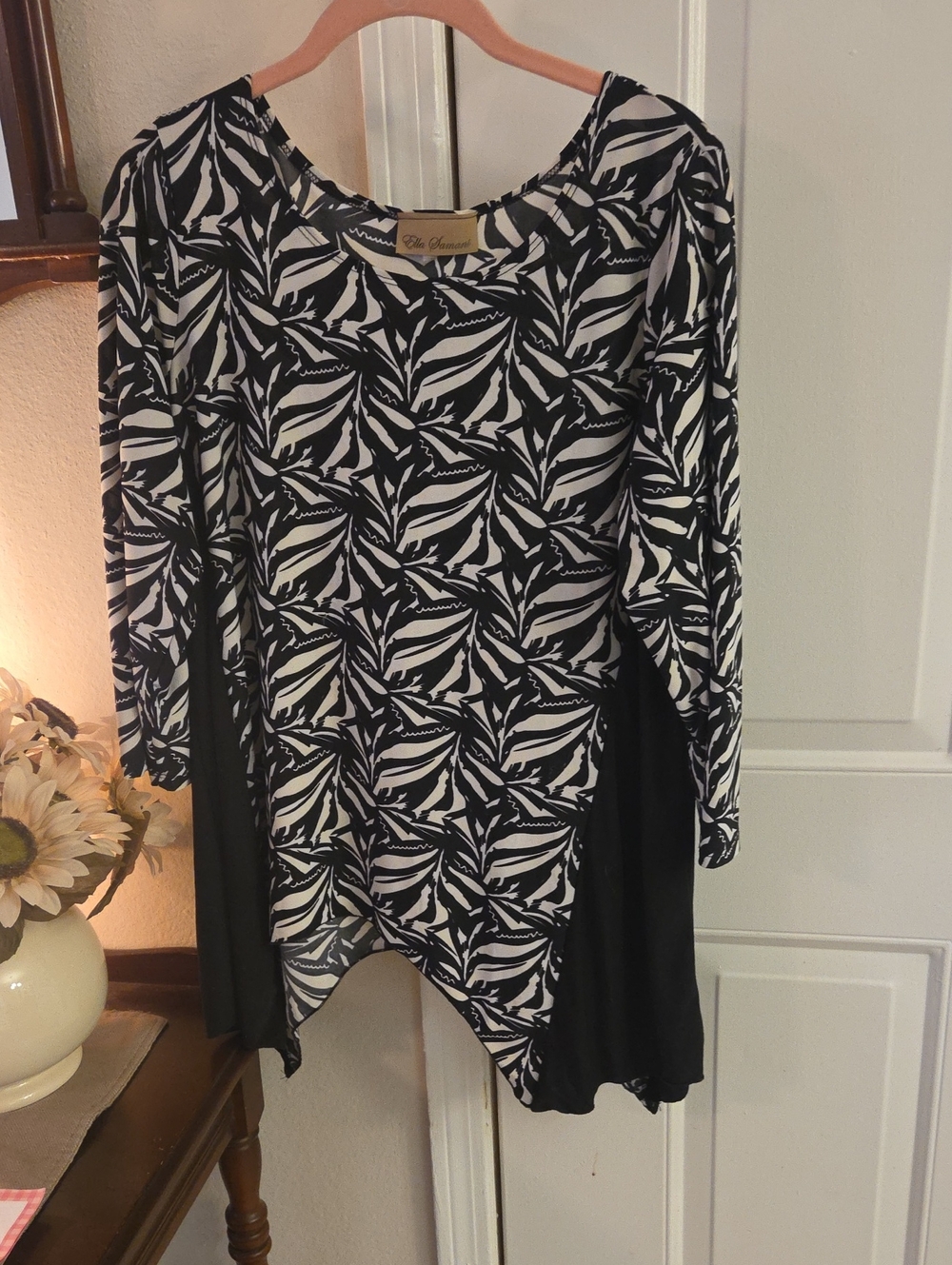 Black & White Leaf-Print Long Sleeve Blouse